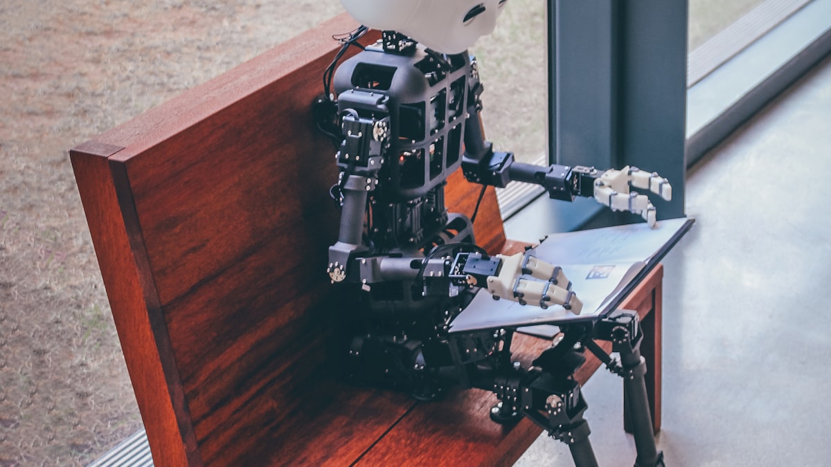 Assistenzroboter übernehmen körperlich belastende oder wiederkehrende Aufgaben und schaffen Raum für menschliche Zuwendung.